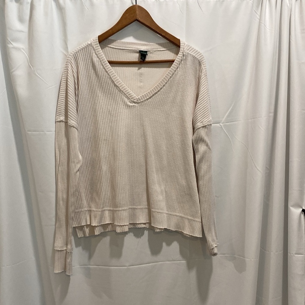 Wild Fable long sleeve‎ v neck shirt.